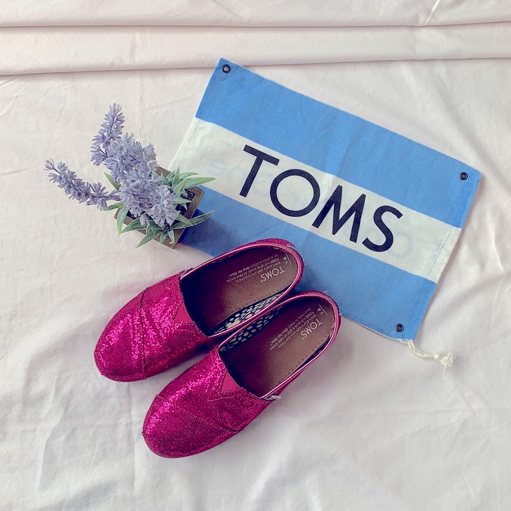 Toms sparkle fuchsia pink flat shoes, youth size 4, fits W 6-6.5 feet.
